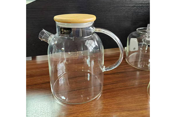 How does the Cool Water Bottle achieve long-lasting cooling and preservation?
